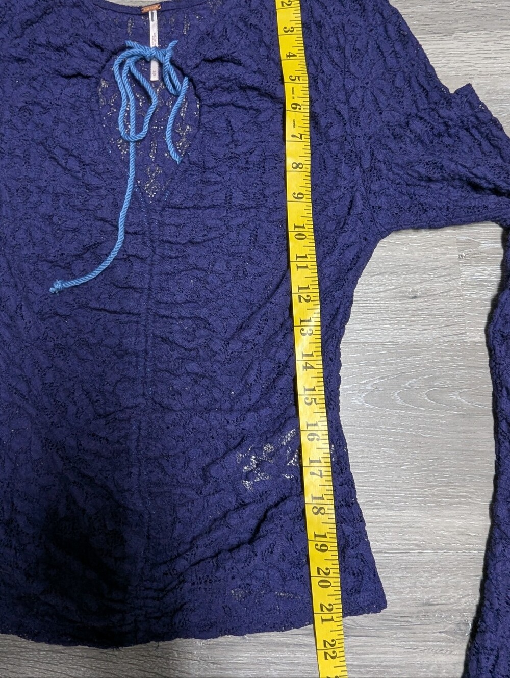 Free People Lace Top Size M Bell Sleeve Keyhole Neck - Picture 12 of 12